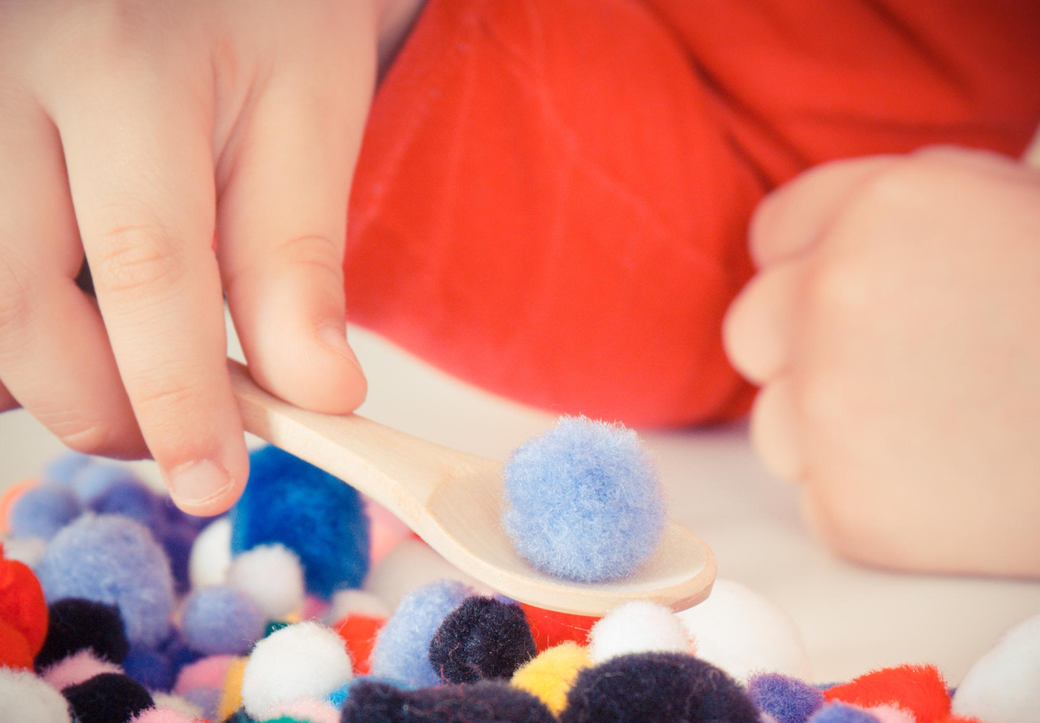 Read more about the article Zabawy sensoryczne, a rozwój mózgu dziecka – co mówi neurobiologia?