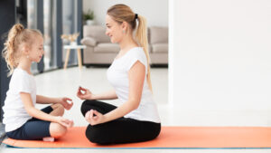 Read more about the article Relaksacja dzieci i terapie uzupełniające – joga, aromaterapia, masaż – jak wprowadzić je do codzienności