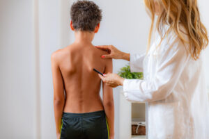 Read more about the article Wady postawy u dzieci – jak je wcześnie rozpoznać i czemu zapobiega fizjoterapeuta.