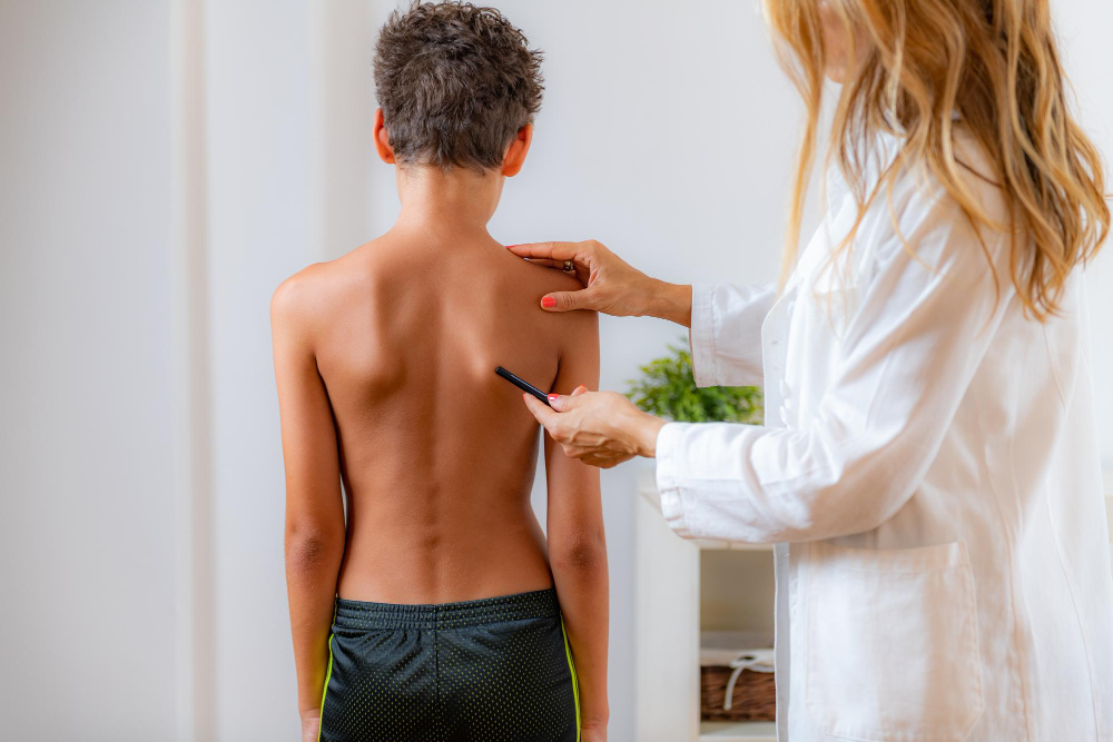 You are currently viewing Wady postawy u dzieci – jak je wcześnie rozpoznać i czemu zapobiega fizjoterapeuta.